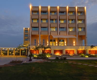 https://imgcld.yatra.com/ytimages/image/upload/t_hotel_yatra_city_desktop/v1466502371/Domestic Hotels/Hotels_Dahej/Lemon Tree Hotel/Exterior_1.jpg